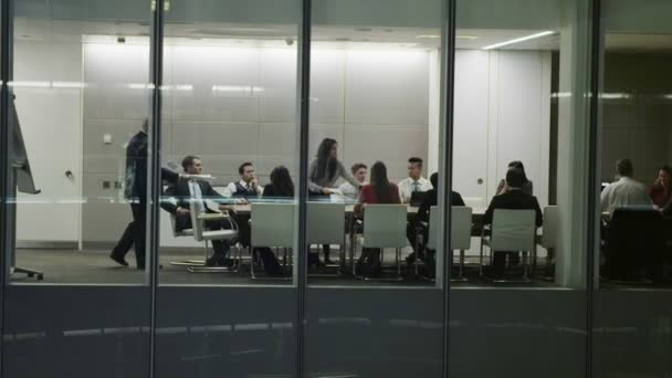 Equipo de negocios diverso en la reunión de la sala de juntas nocturna en la oficina contemporánea — Vídeos de Stock