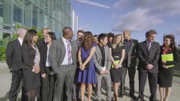 Бизнес-команда за пределами здания городского офиса — стоковое видео