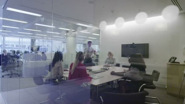 Groupe d'affaires en réunion d'équipe 