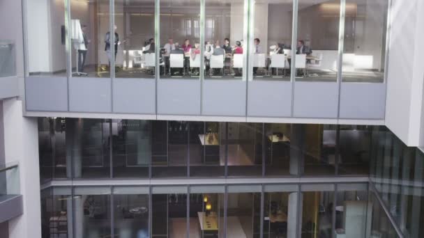 Equipo de negocios en la sala de juntas en un gran edificio de oficinas moderno — Vídeo de stock