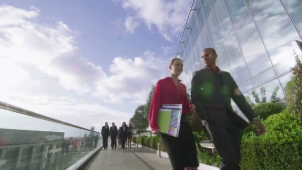 Geschäftskollegen spazieren draußen auf der Terrasse — Stockvideo