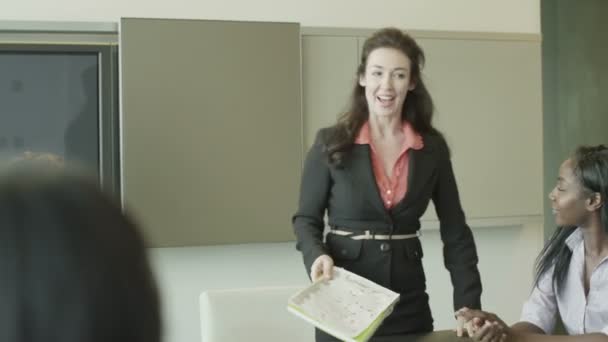 Équipe d'affaires diversifiée dans la salle de réunion 