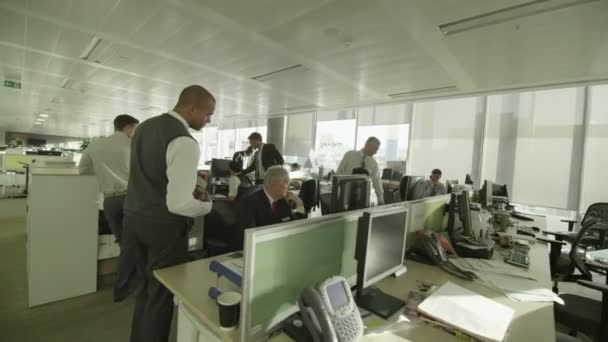 Olika företag grupp arbetar tillsammans i stora moderna staden office — Stockvideo