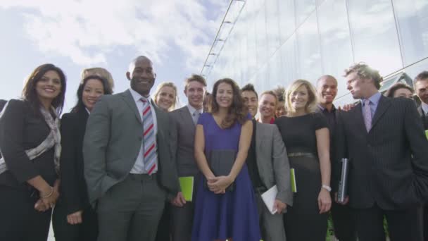 Portrait de l'équipe d'affaires avec ciel bleu — Video