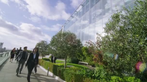 Compañeros de negocios caminando al aire libre terraza — Vídeos de Stock