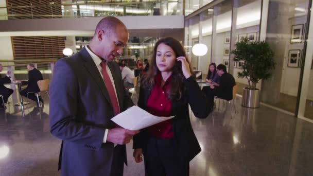 Uomo d'affari e donna d'affari in discussione nel moderno edificio aziendale — Video Stock