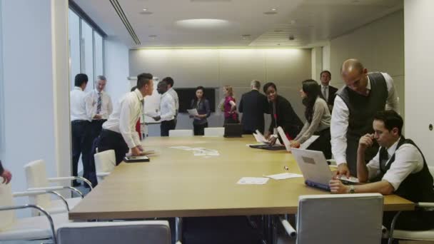 Diverso equipo de negocios trabajando juntos en la sala de reuniones de la oficina moderna — Vídeo de stock