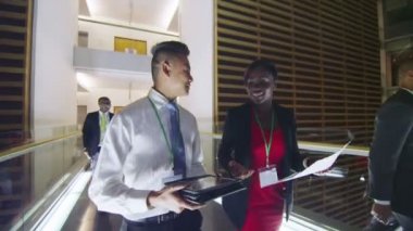 iş insanlar tartışmaya meşgul ofis binası gece boyunca yürürken