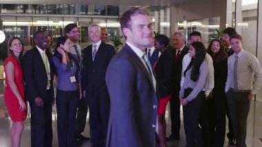 çekici çeşitli iş takım modern ofis binası içinde birlikte portresi