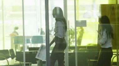 kadın Ofis çalışanları birlikte söz