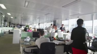 farklı iş grubu birlikte çalışma büyük modern şehir ofis