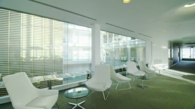 modern ofis binası ile cam bölmeler