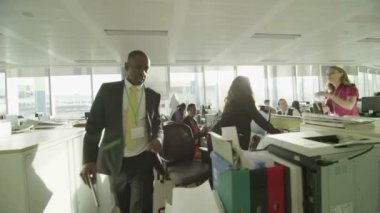 farklı iş grubu birlikte çalışma büyük modern şehir ofis