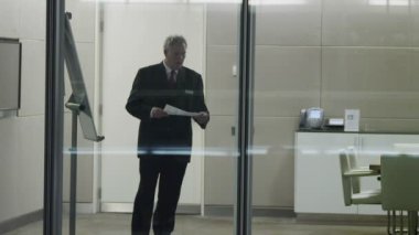 gece geç saatlerde çalışma boardroom işadamı