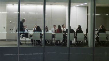 gece yarısı Yönetim Kurulu toplantısında çağdaş Office farklı iş takım