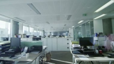 Boş ofis iş istasyonları