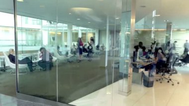 meşgul ofis çalışanlarının ofis binası