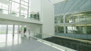Ofis Binası ile Merkezi atrium