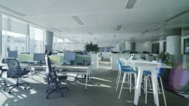 Boş ofis iş istasyonları