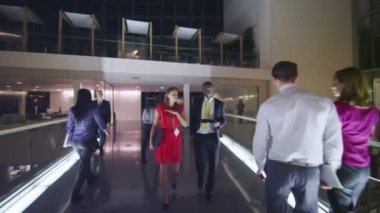iş insanlar tartışmaya meşgul ofis binası gece boyunca yürürken
