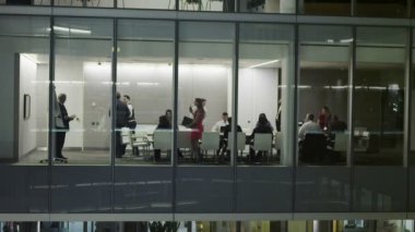 gece yarısı Yönetim Kurulu toplantısında çağdaş Office farklı iş takım