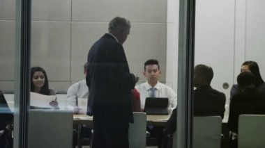 gece yarısı Yönetim Kurulu toplantısında çağdaş Office farklı iş takım