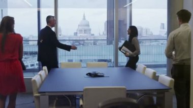 Londra şehir ofis toplantı siluet grubundaki iş oturmak