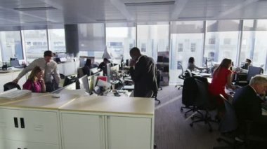farklı iş grubu birlikte çalışma büyük modern şehir ofis