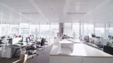 Boş ofis iş istasyonları