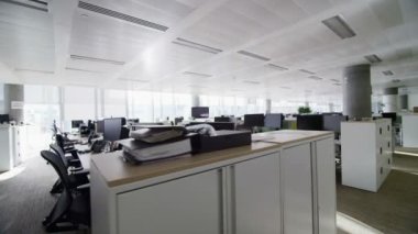 Boş ofis iş istasyonları