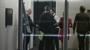 gece yarısı Yönetim Kurulu toplantısında çağdaş Office farklı iş takım