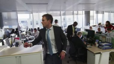 farklı iş grubu birlikte çalışma büyük modern şehir ofis