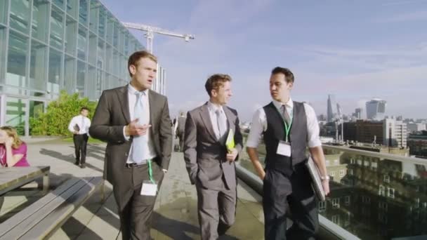 Коллеги по бизнесу общаются на террасе офиса — стоковое видео