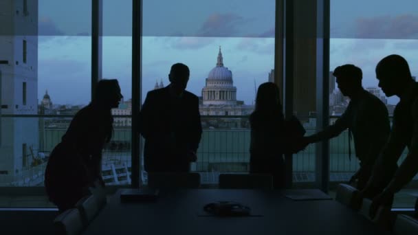 Bedrijfsgroep in silhouet zitten voor een vergadering in een kantoor in Londen stad — Stockvideo