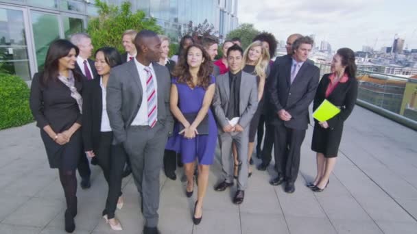 Business team fuori dall'edificio degli uffici della città — Video Stock