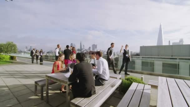 Business colleagues chat on office roof terrace — Stock Video