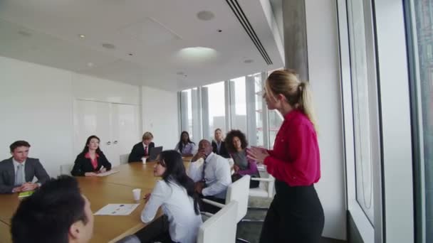 Zakelijke team in bestuurskamer vergadering — Stockvideo