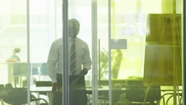 Empresário saindo do escritório joga jaqueta sobre ombro — Vídeo de Stock