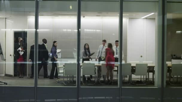 Zakelijke team in de late nacht directiekamer vergadering — Stockvideo