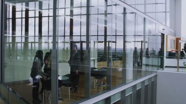 Business people take break in company cafeteria — Stock Video