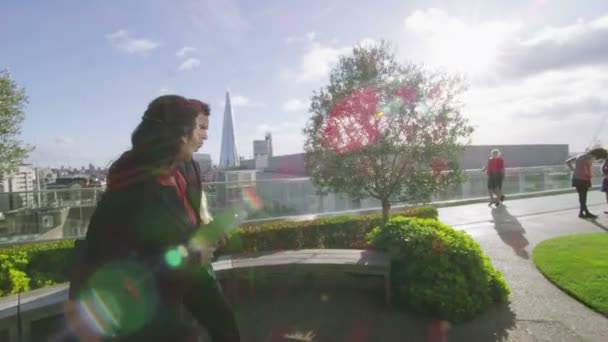 Colleghi di lavoro a piedi all'aperto terrazza — Video Stock