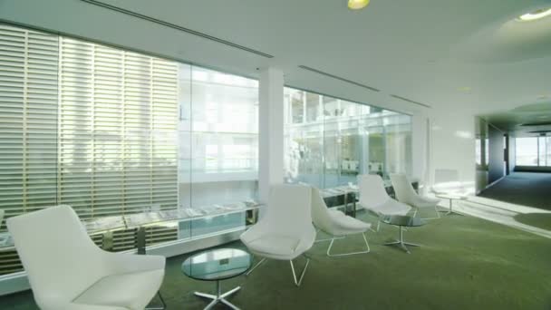 moderní kancelářské budovy se skleněnými přepážkami