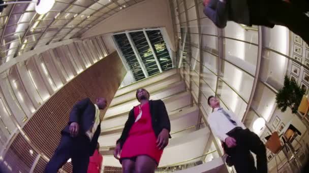 Grupo de negócios diversificado caminhando pelo lobby do edifício corporativo moderno — Vídeo de Stock