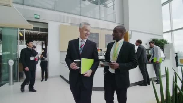 Les gens d'affaires prennent une pause dans la cantine de l'entreprise — Video