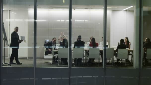 Équipe d'affaires dans la salle de réunion tard dans la nuit — Video