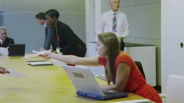 Une équipe d'affaires diversifiée travaillant ensemble dans la salle de réunion du bureau moderne 