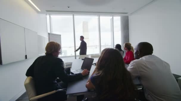 Equipo de negocios corporativos en la sala de juntas en la oficina de la ciudad de Londres — Vídeo de stock