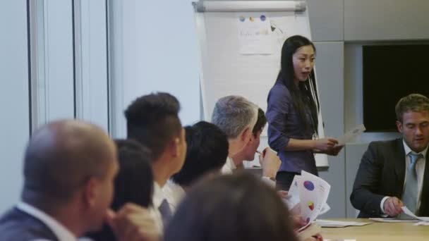 Diverse zakelijke team in een directiekamer vergadering in hedendaagse kantoor — Stockvideo