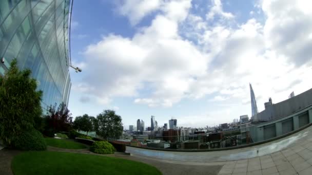 Molnen rör sig över himlen ovanför london stadens silhuett — Stockvideo