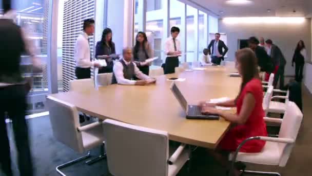 Équipe d'affaires travaillant ensemble dans la salle de conférence 